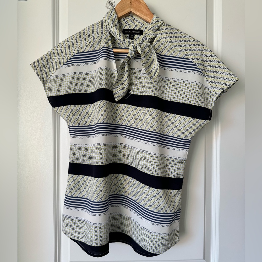 Banana Republic Capped sleeve blouse with tied collar. Size XS.